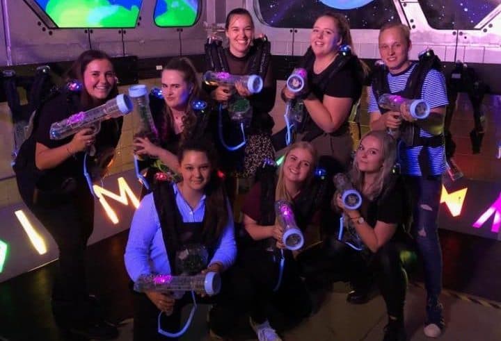 Actviteit voor het stappen met vrienden